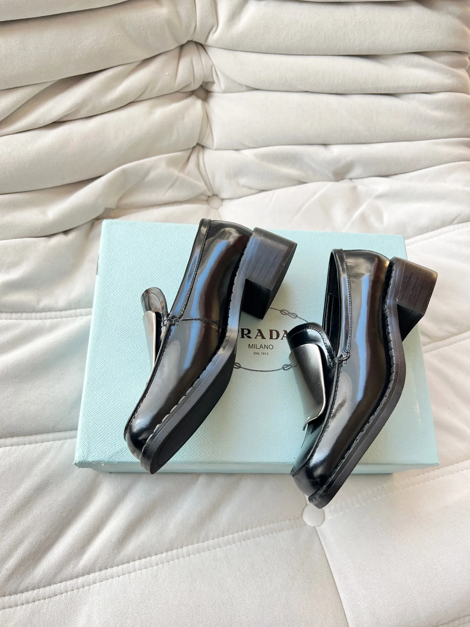 👟👟Ex-factory price 560👟👟 Prada’s new spring and summer women’s clothing｜Absolutely beautiful🥰Exception! Extra number! Anita will continue to update the latest SS25 catwalk pre-sale models, with novel logos as soul mates. Full of fun ~ Adhering to the trend-setting vane, you must believe in Prada's ability to capture fashion. 35-42 yards